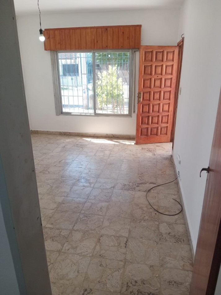 CASA EN VENTA EN VILLA DE MAYO. APTA CREDITO