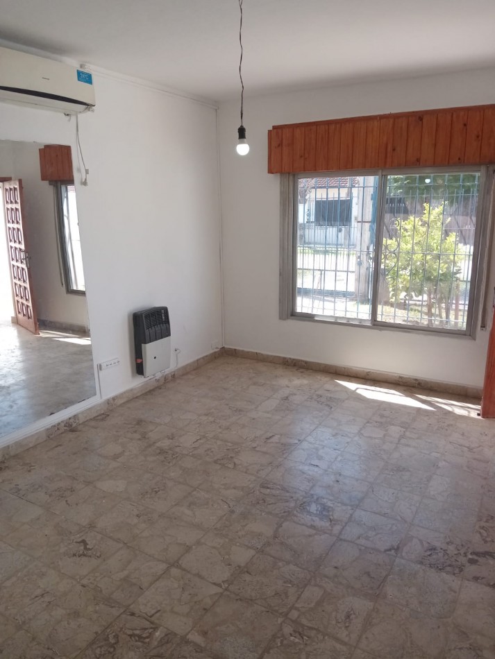 CASA EN VENTA EN VILLA DE MAYO. APTA CREDITO